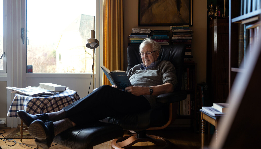 Etter å ha vist oss det imponerende antall bøker huset rommer, spør vi om han har en favoritt-skjønnlitterær forfatter.
— Det må være (Marcel) Proust, sier Elster. Foto: Ketil Blom Haugstulen Etter å ha vist oss det imponerende antall bøker huset rommer, spør vi om han har en favoritt-skjønnlitterær forfatter.
— Det må være (Marcel) Proust, sier Elster. Foto: Ketil Blom Haugstulen