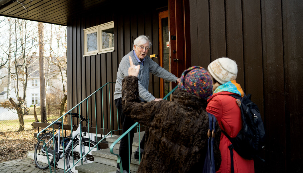 Utenfor huset blir Jon Elster stoppet av et par forbipasserende med spørsmål knyttet til familienavnet Elster. — Torolf Elster? Det er faren min, det. Foto: Ketil Blom Haugstulen Utenfor huset blir Jon Elster stoppet av et par forbipasserende med spørsmål knyttet til familienavnet Elster. — Torolf Elster? Det er faren min, det. Foto: Ketil Blom Haugstulen