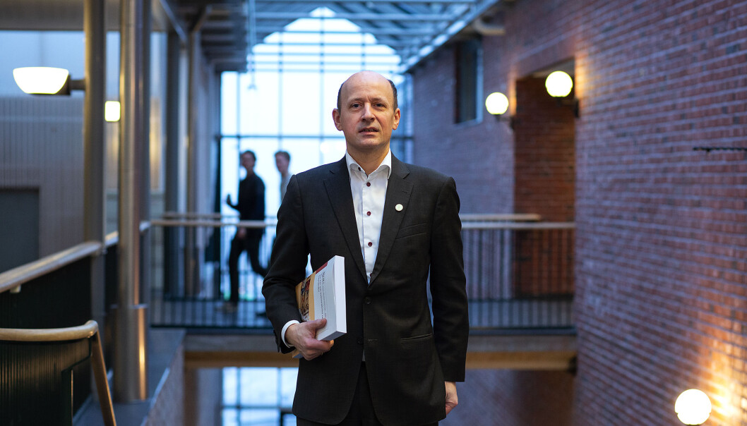 Kanskje ikke akkurat sengelektyre... Jussprofessor Karl Harald Søvig med den norske, offentlige utredningen om ny universitets- og høgskolelov under armen. Foto: Silje Robinson Kanskje ikke akkurat sengelektyre... Jussprofessor Karl Harald Søvig med den norske, offentlige utredningen om ny universitets- og høgskolelov under armen. Foto: Silje Robinson