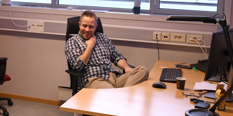 Putt forslaget om at forskere bare kan ha en periode som postdoktor i en skuff, oppfordrer professor Arnt Ove Hopland (35). Foto: NHH Putt forslaget om at forskere bare kan ha en periode som postdoktor i en skuff, oppfordrer professor Arnt Ove Hopland (35). Foto: NHH
