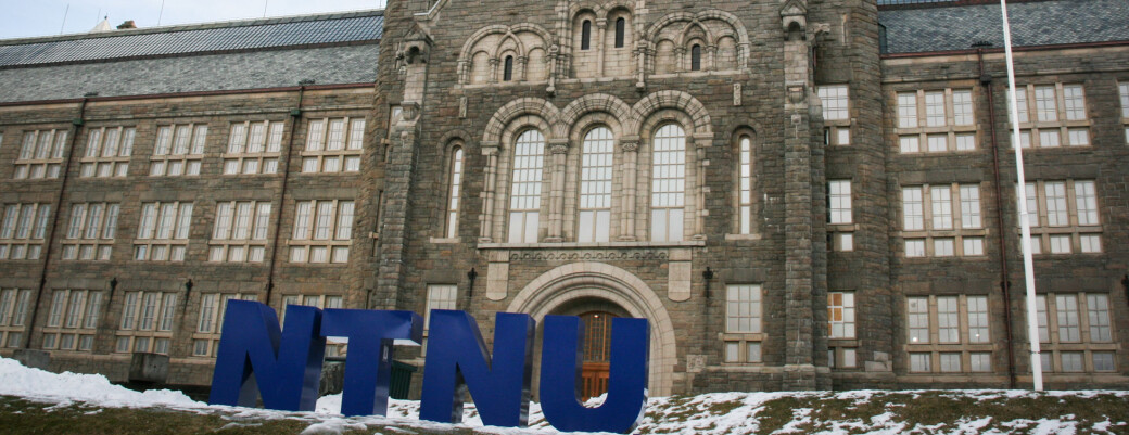 Undervisning er avlyst og studenter sendes hjem ved Campus Øya og Tunga. Dette bildet er av NTNUs hovedbygning på Gløshaugen. Undervisning er avlyst og studenter sendes hjem ved Campus Øya og Tunga. Dette bildet er av NTNUs hovedbygning på Gløshaugen.