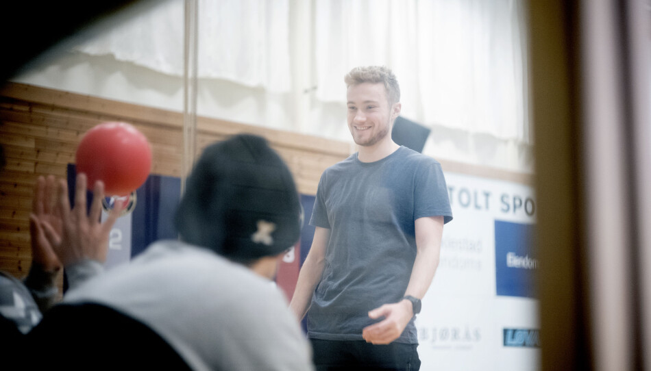 Den talentfulle fotballspelaren og idrettsstudenten Adrian Olsen Teigen drøymer om Rosenborg, men ikkje om Trondheim. — Ikkje alle vil vere på ein stor plass, seier han. Foto: Marthe A. Vannebo Den talentfulle fotballspelaren og idrettsstudenten Adrian Olsen Teigen drøymer om Rosenborg, men ikkje om Trondheim. — Ikkje alle vil vere på ein stor plass, seier han. Foto: Marthe A. Vannebo