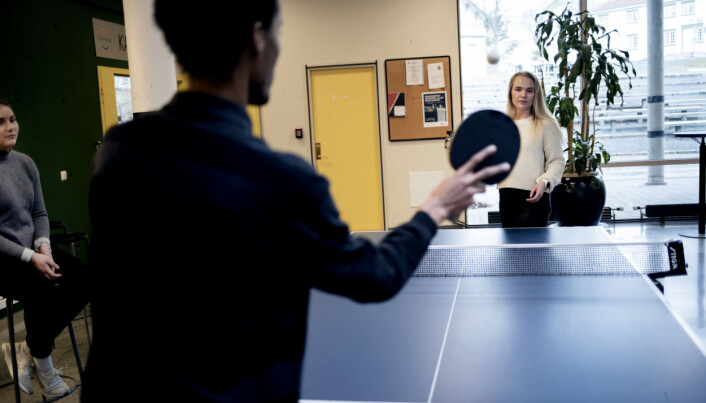 Dei bordtennisspelande studentane representerer ei slags kritisk offentlegheit. Frå venstre: Marie Jensen, Tesfalem Haile og Gunhild Blæsterdalen. Foto: Marthe A. Vannebo Dei bordtennisspelande studentane representerer ei slags kritisk offentlegheit. Frå venstre: Marie Jensen, Tesfalem Haile og Gunhild Blæsterdalen. Foto: Marthe A. Vannebo