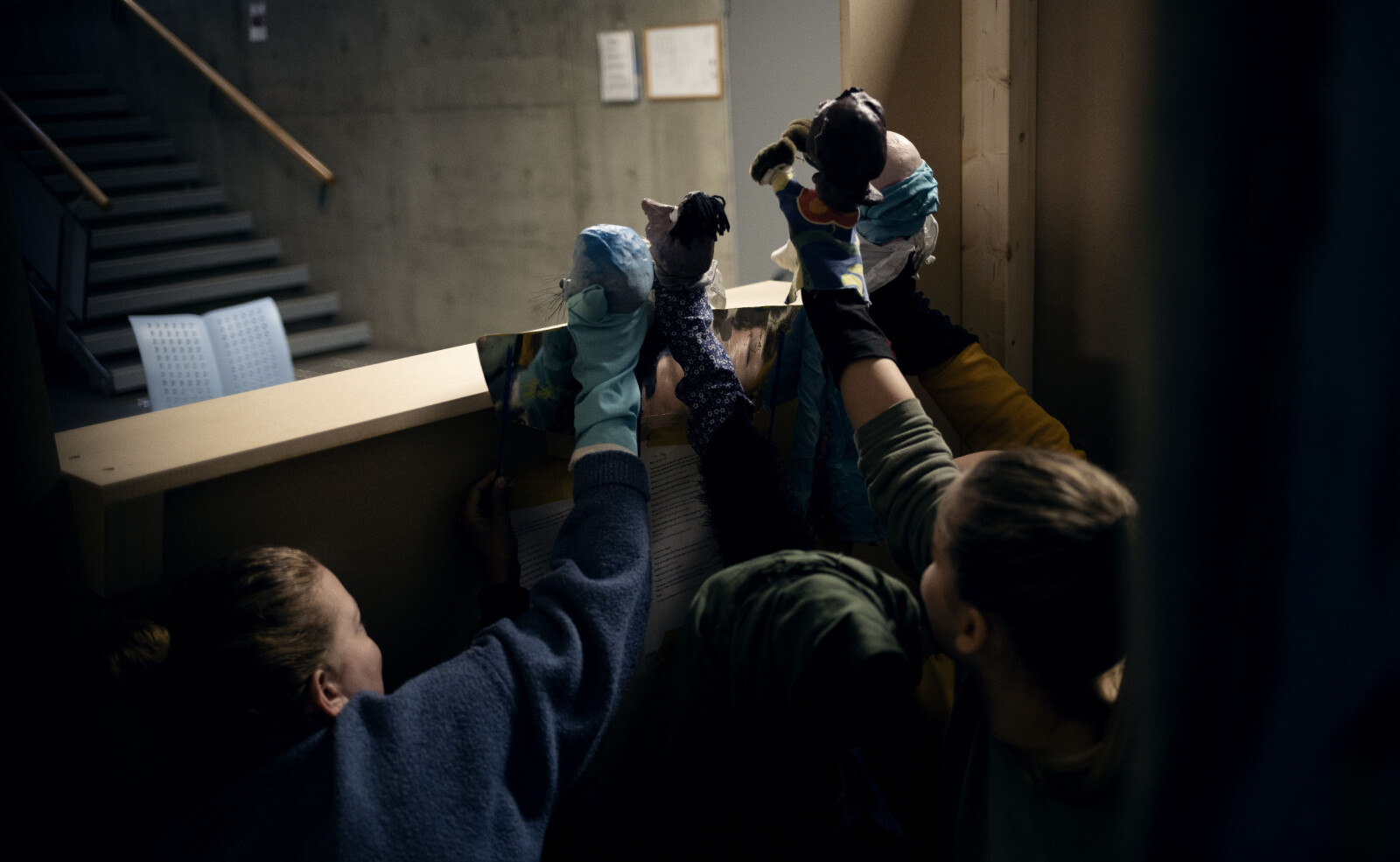 — Æ må bæsj! Dramatikk på scenen under generalprøven til barnehagelærarane 2. året si dokketeaterframsyning. Frå venstre Andrea Jørgensen Normann, Hodan Osman, Ingrid Aae og Daniel Pedersen. Foto: Marthe A. Vannebo — Æ må bæsj! Dramatikk på scenen under generalprøven til barnehagelærarane 2. året si dokketeaterframsyning. Frå venstre Andrea Jørgensen Normann, Hodan Osman, Ingrid Aae og Daniel Pedersen. Foto: Marthe A. Vannebo