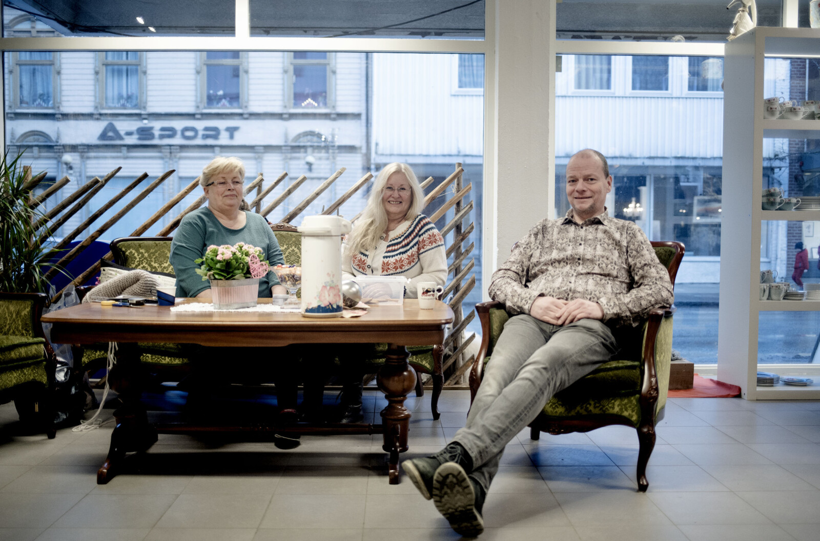 To rette og ein vrang? Galleri Nåløyet skiltar med studentrabatt for studentar og held ut i sentrum av Levanger. Dei kjempar mot sterke handelskrefter som samlar seg rundt kjøpesenteret Magneten ved E6, sør for byen. Frå venstre: Lill Storborg, Liz Kristin Richelieu og Ole Kristian Johnen. To rette og ein vrang? Galleri Nåløyet skiltar med studentrabatt for studentar og held ut i sentrum av Levanger. Dei kjempar mot sterke handelskrefter som samlar seg rundt kjøpesenteret Magneten ved E6, sør for byen. Frå venstre: Lill Storborg, Liz Kristin Richelieu og Ole Kristian Johnen.