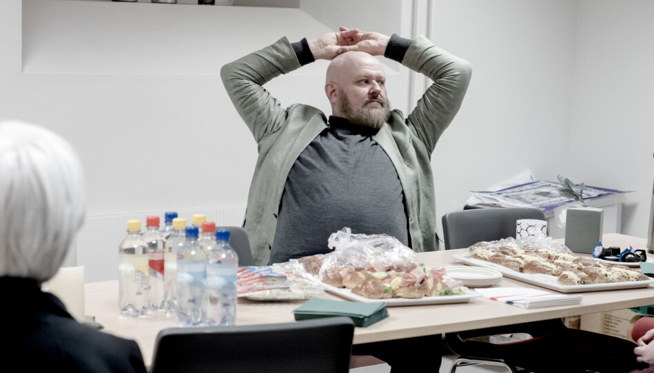 Professor Kjetil Jakobsen, backstage før debatten. Han er komen frå Bodø for å snakke om kva eit universitet er. Etter kvart som dei intellektuelle aukar i tal på Røstad vil byen merke ein meir kritisk tone, som også vil endre og drive både byen og universitetet framover, meiner han. Foto: Marthe A. Vannebo. Professor Kjetil Jakobsen, backstage før debatten. Han er komen frå Bodø for å snakke om kva eit universitet er. Etter kvart som dei intellektuelle aukar i tal på Røstad vil byen merke ein meir kritisk tone, som også vil endre og drive både byen og universitetet framover, meiner han. Foto: Marthe A. Vannebo.