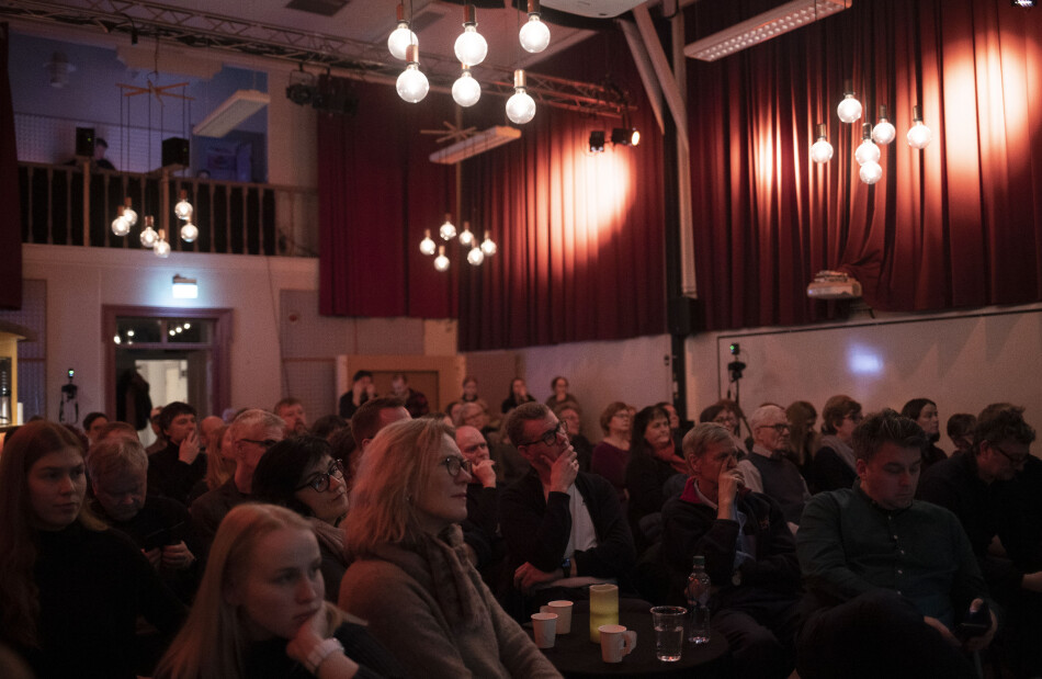 Publikumsrekord på Røstad scene under Lytring - Nords temamøte der lytting og ytring skal flettast saman. Tema: «Universitetsmetropol eller mini-campus?» Foto: Marthe A. Vannebo Publikumsrekord på Røstad scene under Lytring - Nords temamøte der lytting og ytring skal flettast saman. Tema: «Universitetsmetropol eller mini-campus?» Foto: Marthe A. Vannebo