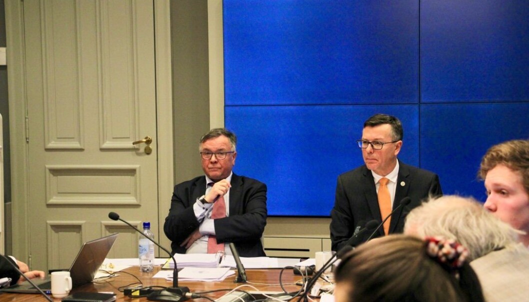 Kjell Bernstrøm sammen med rektor Dag Rune Olsen. Universitetet i Bergen skal ha ny direktør, men utsetter søknadsfristen på grunn av koronakrisen. Kjell Bernstrøm sammen med rektor Dag Rune Olsen. Universitetet i Bergen skal ha ny direktør, men utsetter søknadsfristen på grunn av koronakrisen.