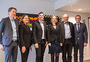 På linje: John Arne Røttingen og Hilde Tonne fra Forskningsrådet, de to statsrådene og Gunnar Bovim og Håkon Haugli i Innovasjon Norge. Foto: Torkjell Trædal På linje: John Arne Røttingen og Hilde Tonne fra Forskningsrådet, de to statsrådene og Gunnar Bovim og Håkon Haugli i Innovasjon Norge. Foto: Torkjell Trædal