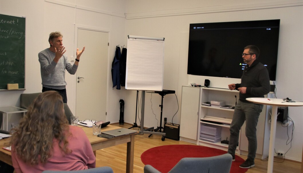 Arne Møller fra SpeakLab instruerer professor Jostein Bakke i hvordan han kan engasjere publikum i Grieghallen. Arne Møller fra SpeakLab instruerer professor Jostein Bakke i hvordan han kan engasjere publikum i Grieghallen.