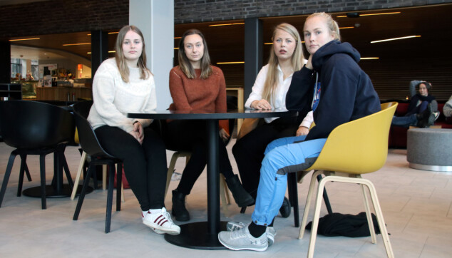 — Vi burde få begynne på integrert mastergrad til høsten. Vi ser rett og slett ikke hvorfor det egentlig skal være et problem, sier de fire studentene samstemt. Foto: Joar Hystad — Vi burde få begynne på integrert mastergrad til høsten. Vi ser rett og slett ikke hvorfor det egentlig skal være et problem, sier de fire studentene samstemt. Foto: Joar Hystad