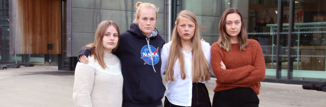 Kristine Emblem (fra venstre), Henriette Prestårhus, Silje Mørland Matre og Malin Engen Haugland ser mørkt på situasjonen de har havnet i. Foto: Joar Hystad Kristine Emblem (fra venstre), Henriette Prestårhus, Silje Mørland Matre og Malin Engen Haugland ser mørkt på situasjonen de har havnet i. Foto: Joar Hystad