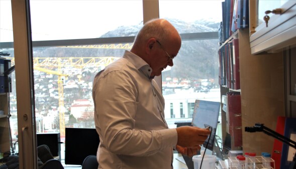 Helt i toppen på laboratoriumbygget har Rolf Kristian Berge fått et hjørne å operere på. Helt i toppen på laboratoriumbygget har Rolf Kristian Berge fått et hjørne å operere på.
