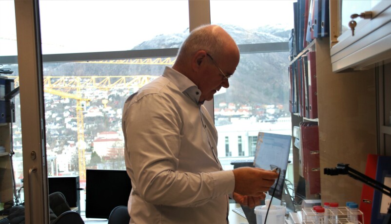 Helt i toppen på laboratoriumbygget har Rolf Kristian Berge fått et hjørne å operere på.