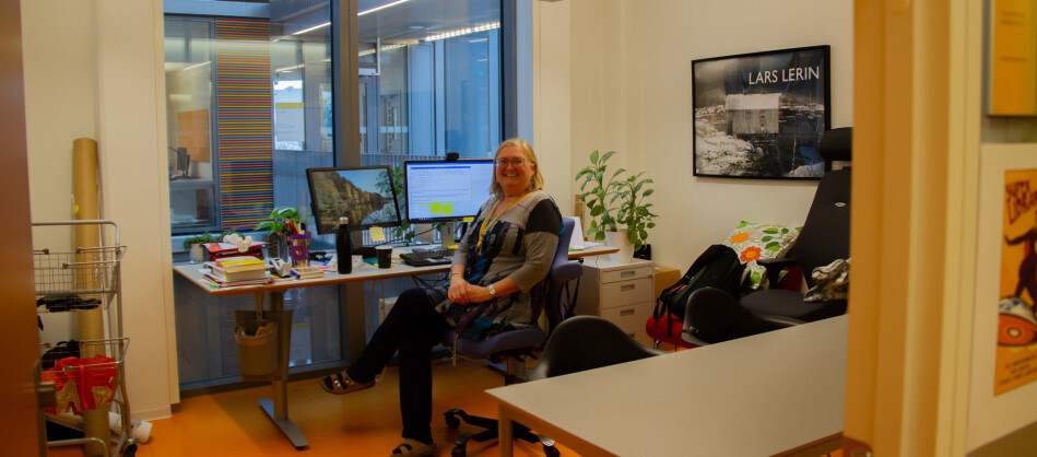 I dag har Trine Remvik et dobbeltkontor for seg selv. — Jeg er helt klar over at jeg har en luksussituasjon, og er klar for å flytte til et annet kontor hvis vi skal bli flere, sier hun. Foto: Anne Skifjeld I dag har Trine Remvik et dobbeltkontor for seg selv. — Jeg er helt klar over at jeg har en luksussituasjon, og er klar for å flytte til et annet kontor hvis vi skal bli flere, sier hun. Foto: Anne Skifjeld