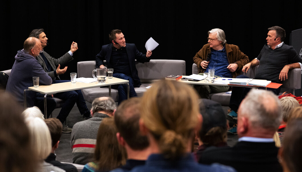 Engasjert panel under debatten på Bergen offentlige bibliotek. Til venstre Trond Kvist og Frode Helmich Pedersen, til høyre Per Christian Magnus og Bjarne Kvam. I midten debattleder Karl Sveinung Vikne Knutsen. Foto: Silje Katrine Robinson Engasjert panel under debatten på Bergen offentlige bibliotek. Til venstre Trond Kvist og Frode Helmich Pedersen, til høyre Per Christian Magnus og Bjarne Kvam. I midten debattleder Karl Sveinung Vikne Knutsen. Foto: Silje Katrine Robinson