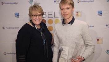 Kunnskapsminister Trine Skei GRande delte ut premien på 15 000 kroner til Andreas Alberg. Foto: Glen Musk, Matematikksenteret NTNU Kunnskapsminister Trine Skei GRande delte ut premien på 15 000 kroner til Andreas Alberg. Foto: Glen Musk, Matematikksenteret NTNU