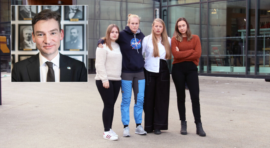Kristine Emblem (fra venstre), Henriette Prestårhus Magnussen, Silje Mørland Matre og Malin Engen Haugland er fortvilet over situasjonen de har havnet i. Innfelt forsknings- og høyere utdanningsminister Henrik Asheim (Høyre), som nå har uttalt seg i form av et svarbrev til stortingsrepresentant Mona Fagerås (SV). Foto: Joar Hystad / Siri Øverland Eriksen Kristine Emblem (fra venstre), Henriette Prestårhus Magnussen, Silje Mørland Matre og Malin Engen Haugland er fortvilet over situasjonen de har havnet i. Innfelt forsknings- og høyere utdanningsminister Henrik Asheim (Høyre), som nå har uttalt seg i form av et svarbrev til stortingsrepresentant Mona Fagerås (SV). Foto: Joar Hystad / Siri Øverland Eriksen