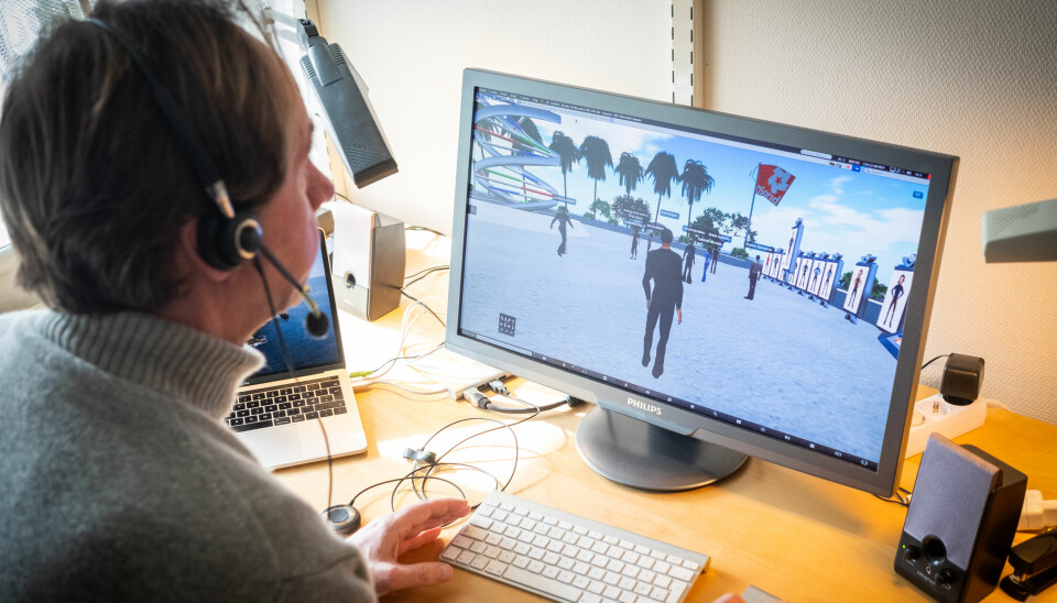 Bård Kjetil Engen foreleser pedagogikkstudenter i en virtuell verden.