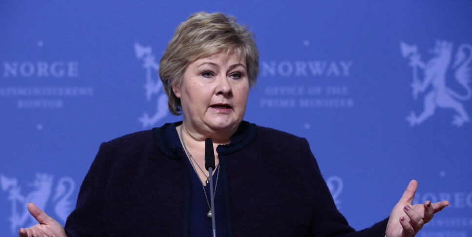 Statsminister Erna Solberg (H) orienterer om nye tiltak for bekjempe koronaviruset.