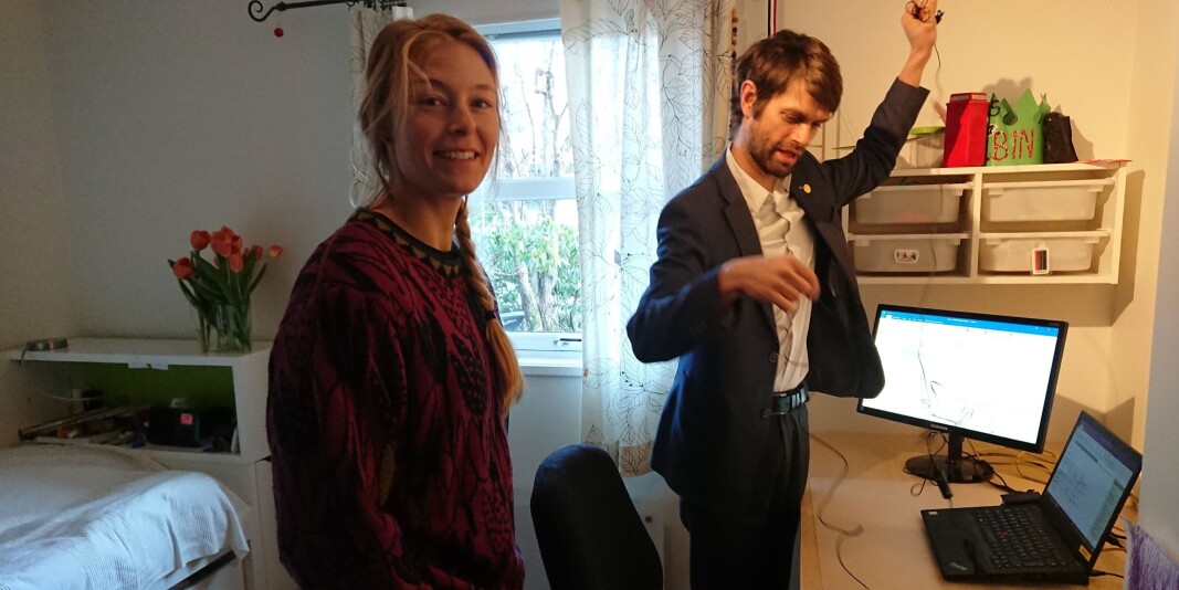 Gabriella Ljungström like før hun skal disputere. Veileder Christian Jørgensen tar seg av ledninger og det tekniske og låner samtidig ut sønnens rom. Gabriella Ljungström like før hun skal disputere. Veileder Christian Jørgensen tar seg av ledninger og det tekniske og låner samtidig ut sønnens rom.