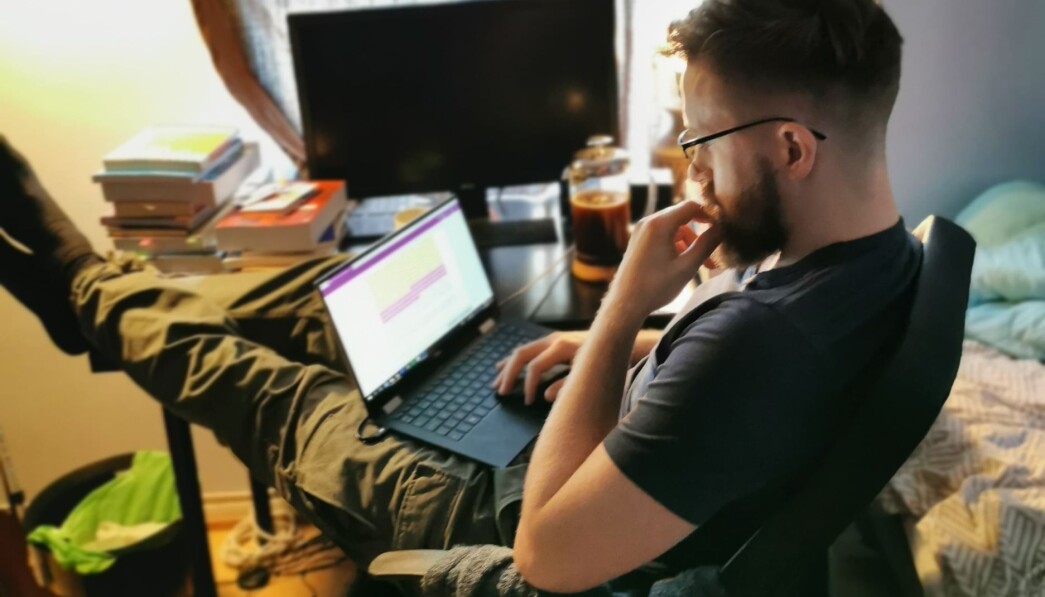 Eigil Hole Lønning skal skrive ferdig masteroppgaven fra sitt hjemmekontor på studenthybelen. Eigil Hole Lønning skal skrive ferdig masteroppgaven fra sitt hjemmekontor på studenthybelen.
