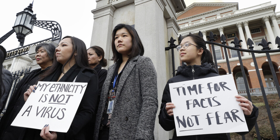 Det rapporteres om rasisme mot folk med asiatiske utseende i forbindelse med koronautbruddet. Bildet er fra en protest i regi av Asian American Commission i Boston 12. mars. Det rapporteres om rasisme mot folk med asiatiske utseende i forbindelse med koronautbruddet. Bildet er fra en protest i regi av Asian American Commission i Boston 12. mars.