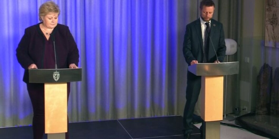 Vi lever i en uvirkelig tid, sa statsminister Erna Solberg under pressekonferansen. Her sammen med helseminister Bent Høie. Foto: Skjermdump Vi lever i en uvirkelig tid, sa statsminister Erna Solberg under pressekonferansen. Her sammen med helseminister Bent Høie. Foto: Skjermdump