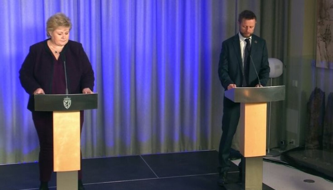 Vi lever i en uvirkelig tid, sa statsminister Erna Solberg under pressekonferansen. Her sammen med helseminister Bent Høie. Foto: Skjermdump