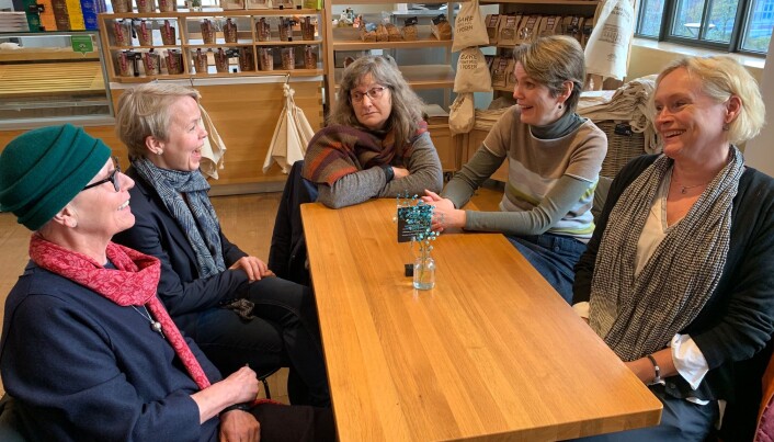 Fem historiekvinner rundt eit bord. Nokre eldre enn andre, kommenterer Elisabeth Haavet (63) på bordenden sjølvironisk. Fem historiekvinner rundt eit bord. Nokre eldre enn andre, kommenterer Elisabeth Haavet (63) på bordenden sjølvironisk.
