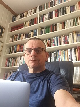Dekan Helge K. Dahle fra sitt hjemmekontor. Dekan Helge K. Dahle fra sitt hjemmekontor.