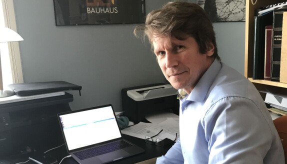 Dekan Jørgen Magnus Sejersted fra sitt hjemmekontor. Dekan Jørgen Magnus Sejersted fra sitt hjemmekontor.