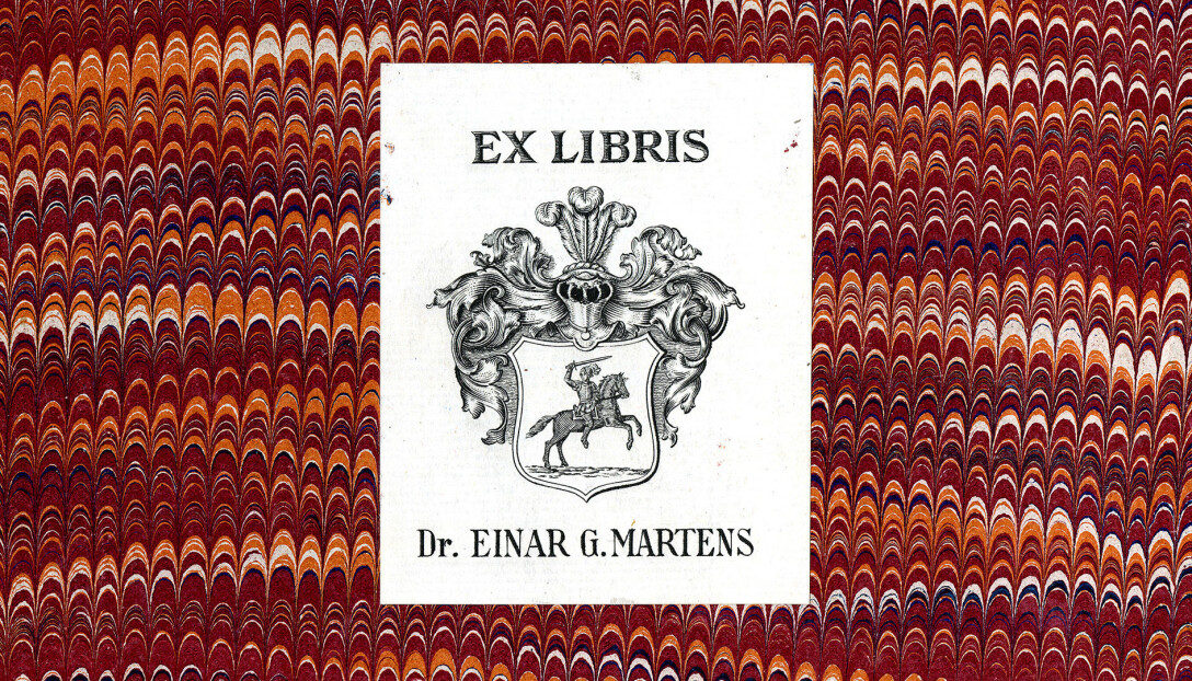 Ex libris for Einar G. Martens, limt på marmorert forsatspapir i et av de seks bindene av «Commentaires de Napoleon Premier», publisert i 1867. Ex libris for Einar G. Martens, limt på marmorert forsatspapir i et av de seks bindene av «Commentaires de Napoleon Premier», publisert i 1867.