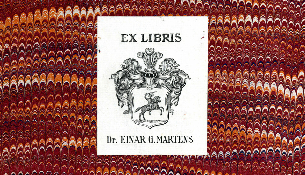 Ex libris for Einar G. Martens, limt på marmorert forsatspapir i et av de seks bindene av «Commentaires de Napoleon Premier», publisert i 1867.