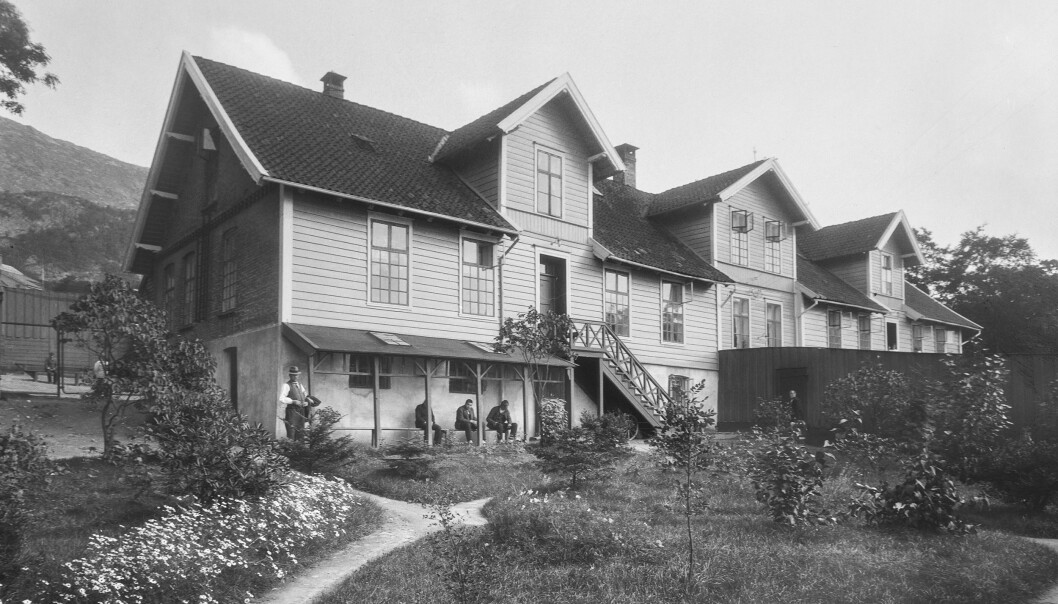 Møllendal asyl i Møllendalsveien 69, fotografert av Atelier KK i 1925. Møllendal asyl i Møllendalsveien 69, fotografert av Atelier KK i 1925.
