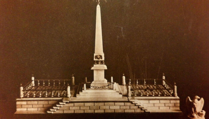 Napoleons elfenbensmodell til monument på Pont Neuf i Paris, kjøpt av Einar G. Martens i 1921. Den befinner seg i dag på Universitetsmuseet i Bergen. Napoleons elfenbensmodell til monument på Pont Neuf i Paris, kjøpt av Einar G. Martens i 1921. Den befinner seg i dag på Universitetsmuseet i Bergen.