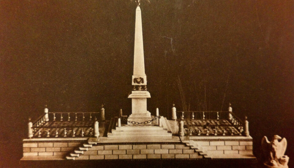 Napoleons elfenbensmodell til monument på Pont Neuf i Paris, kjøpt av Einar G. Martens i 1921. Den befinner seg i dag på Universitetsmuseet i Bergen.