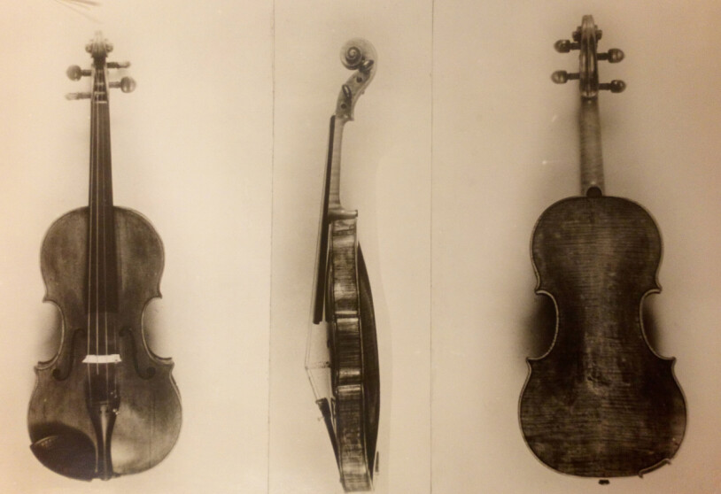 Guarneri-fiolinen til Einar G. Martens, fotografert av Atelier KK, trolig i 1926.