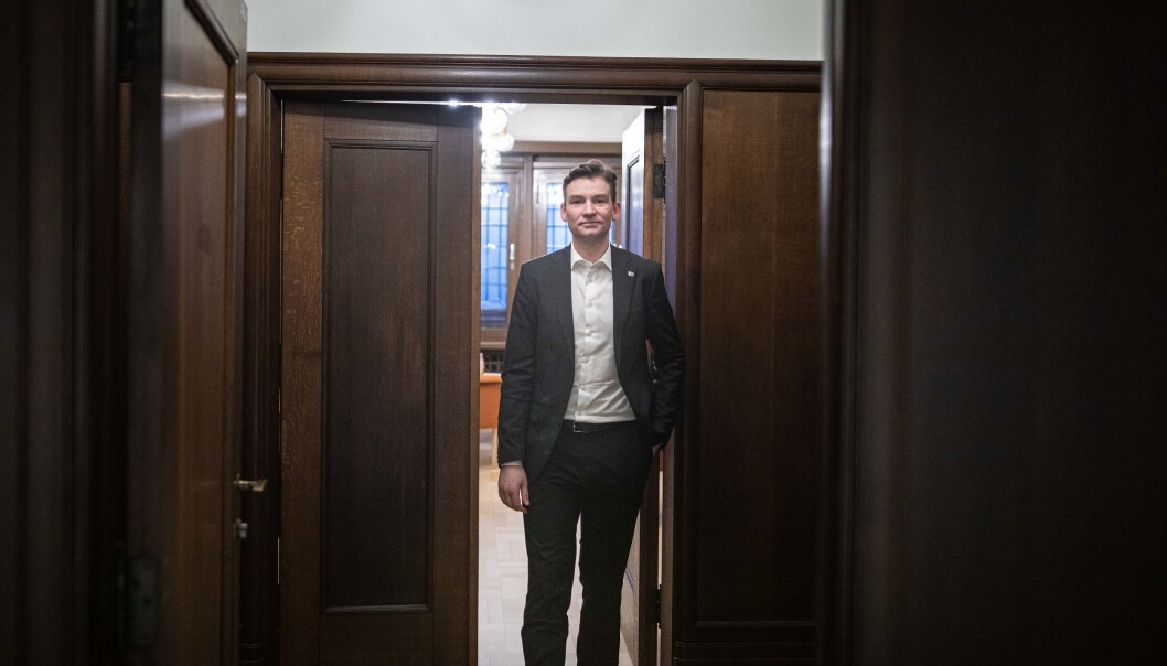 Henrik Asheim, klarte det samme som sine to forgjengere også klarte i sin første tid som høyere utdanningsminister: Erte på seg studentene. Henrik Asheim, klarte det samme som sine to forgjengere også klarte i sin første tid som høyere utdanningsminister: Erte på seg studentene.