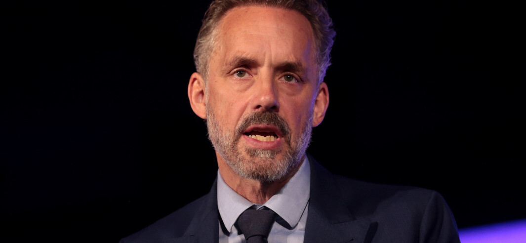 — Eg har studert autoritarisme i lang tid – 40 år – og det begynte med forsøk på å kontrollere det ideologiske og lingvistiske terroritoriet, sa Jordan Peterson til BBC om pronomenstriden heime ved Universitetet i Toronto. — Eg har studert autoritarisme i lang tid – 40 år – og det begynte med forsøk på å kontrollere det ideologiske og lingvistiske terroritoriet, sa Jordan Peterson til BBC om pronomenstriden heime ved Universitetet i Toronto.