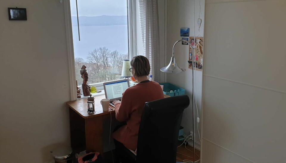 Når alle skal jobbe og studere hjemmefra, kan man da kreve at alle kobler opp via video og viser hvordan de har det hjemme, spør studentombud Kjersti Brevik Møller.