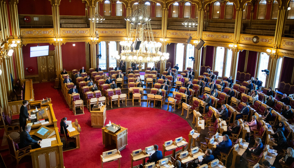 Regjeringspartiene Høyre, Venstre og Kristelig folkeparti fikk tirsdag med seg Fremskrittspartiet og sikret dermed flertall for sin foreslåtte krisepakke til studentene.