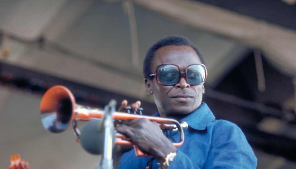 Professor og musikk til arbeidet-elskar, Lars Nyre, lyttar meir til denne mannen enn nokon andre: den amerikanske jazzmusikaren Miles Davis - på bildet i ei utgåve frå 1969, på Newport Jazz Festival. Professor og musikk til arbeidet-elskar, Lars Nyre, lyttar meir til denne mannen enn nokon andre: den amerikanske jazzmusikaren Miles Davis - på bildet i ei utgåve frå 1969, på Newport Jazz Festival.