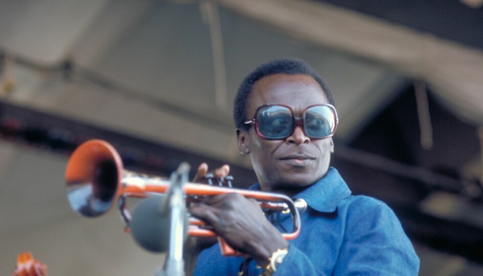 Professor og musikk til arbeidet-elskar, Lars Nyre, lyttar meir til denne mannen enn nokon andre: den amerikanske jazzmusikaren Miles Davis - på bildet i ei utgåve frå 1969, på Newport Jazz Festival.