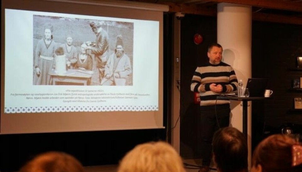 Stipendiat Håkon Hermanstrand viser fram et bilde fra 1922, der en rasehygieniker måler skallene på samer på Røros.Foto: Inger Elin Utsi