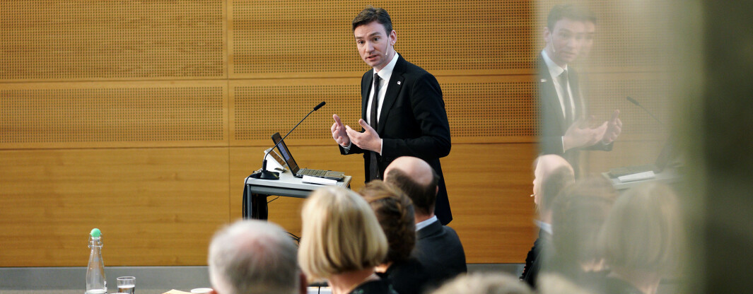 Statsråd Henrik Asheim er fornøyd med antall søknader for å utvikle tilbud som kan gi kompetansepåfyll til folk utenfor campus. Statsråd Henrik Asheim er fornøyd med antall søknader for å utvikle tilbud som kan gi kompetansepåfyll til folk utenfor campus.