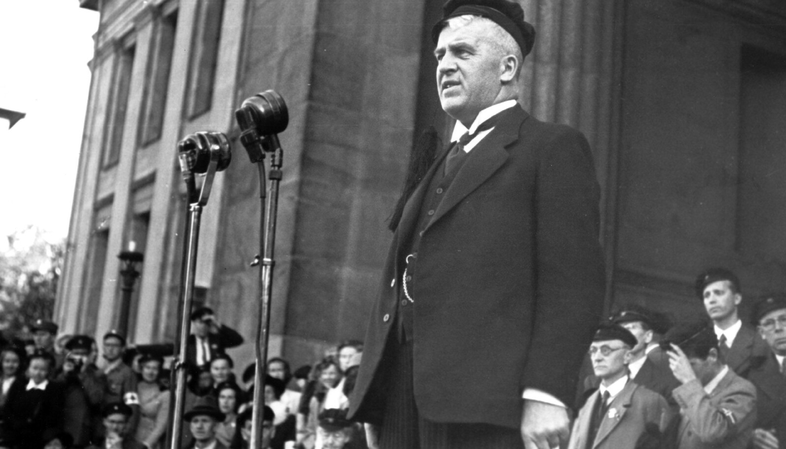 Norske studenter kom tilbake fra tyske konsentrasjonsleirer 25. mai 1945 og gikk i tog til Universitetsplassen i Oslo. Rektor Didrik Arup Seip, som selv var i tysk fangenskap, talte til studentene, i anledning dagen iført en svart studenterlue. Norske studenter kom tilbake fra tyske konsentrasjonsleirer 25. mai 1945 og gikk i tog til Universitetsplassen i Oslo. Rektor Didrik Arup Seip, som selv var i tysk fangenskap, talte til studentene, i anledning dagen iført en svart studenterlue.