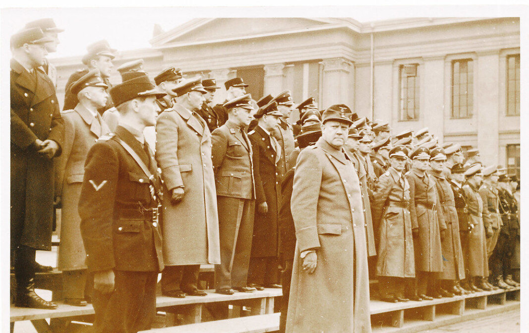 Vidkun Quisling på Universitetsplassen i Oslo sammen med partifeller og tyske offiserer. Vidkun Quisling på Universitetsplassen i Oslo sammen med partifeller og tyske offiserer.