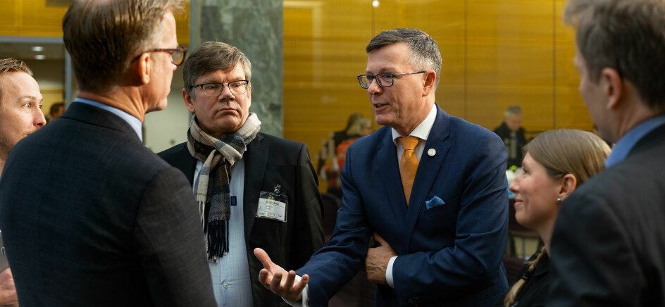 Dag Rune Olsen i samtale med rektorene Curt Rice, Svein Stølen og Guro Lind, Forskerforbundet, da forslag til ny UH-lov ble presentert.