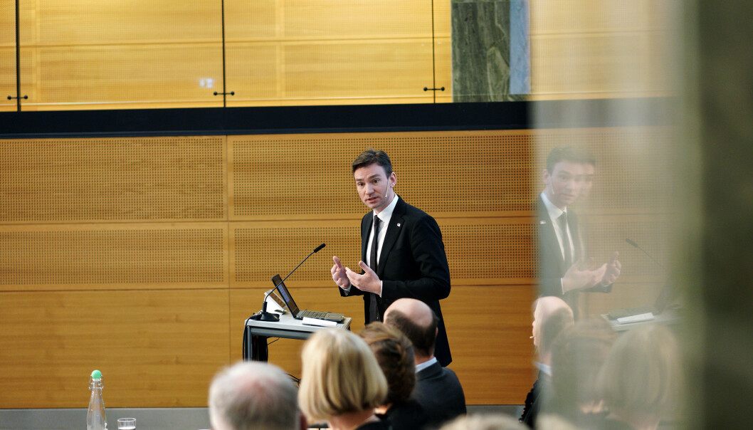 — Kanskje vil noe undervisning fortsatt foregå på nett, og noe bli samlingsbasert, sa Henrik Asheim på dagens pressekonferanse om høstens studiesituasjon. — Kanskje vil noe undervisning fortsatt foregå på nett, og noe bli samlingsbasert, sa Henrik Asheim på dagens pressekonferanse om høstens studiesituasjon.
